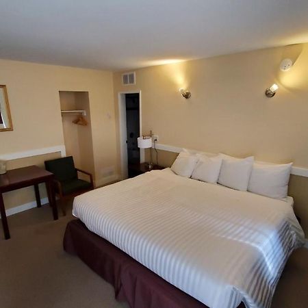 Comox Valley Inn & Suites コートネイ エクステリア 写真