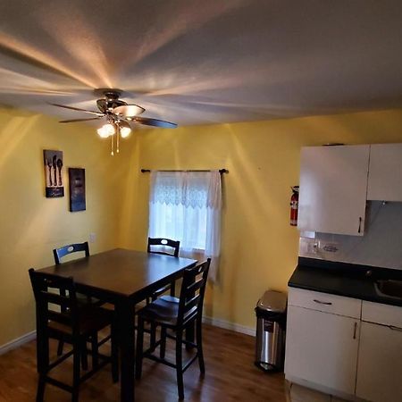 Comox Valley Inn & Suites コートネイ エクステリア 写真