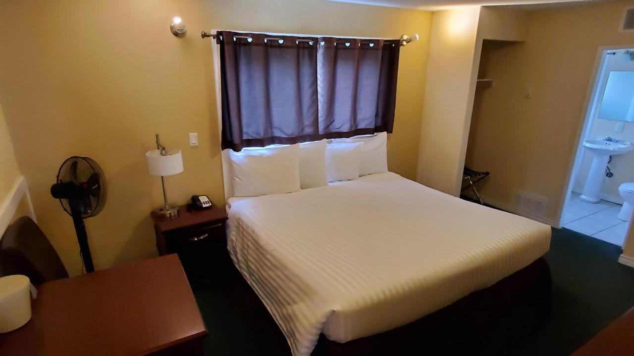 Comox Valley Inn & Suites コートネイ エクステリア 写真