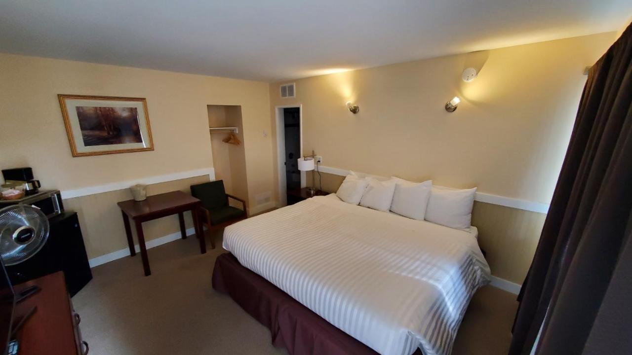 Comox Valley Inn & Suites コートネイ エクステリア 写真