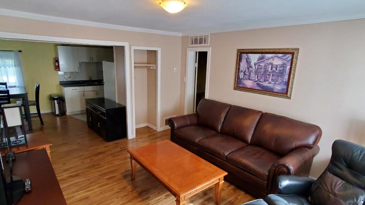 Comox Valley Inn & Suites コートネイ エクステリア 写真