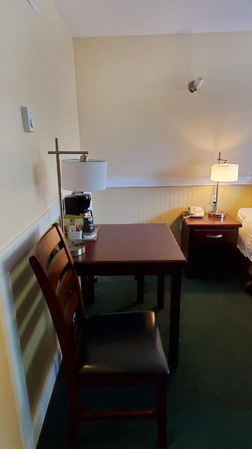 Comox Valley Inn & Suites コートネイ エクステリア 写真
