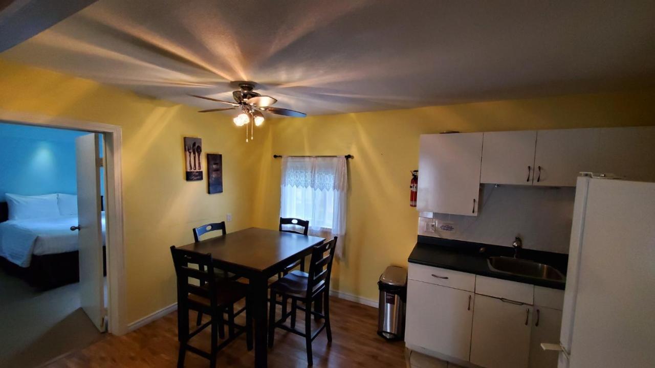 Comox Valley Inn & Suites コートネイ エクステリア 写真