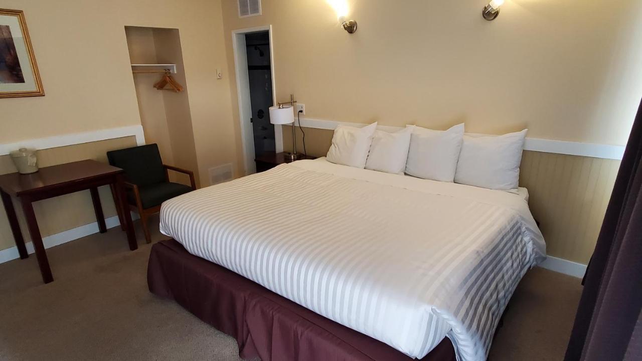 Comox Valley Inn & Suites コートネイ エクステリア 写真