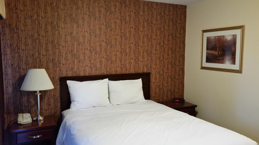 Comox Valley Inn & Suites コートネイ エクステリア 写真