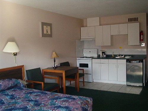 Comox Valley Inn & Suites コートネイ エクステリア 写真