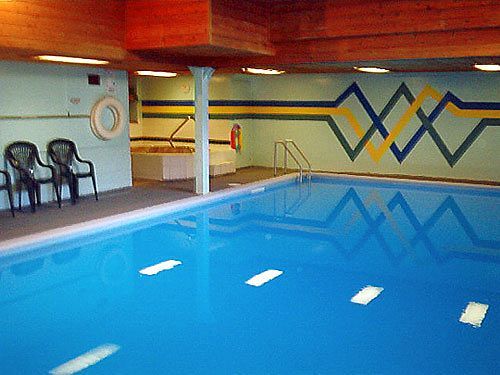 Comox Valley Inn & Suites コートネイ エクステリア 写真