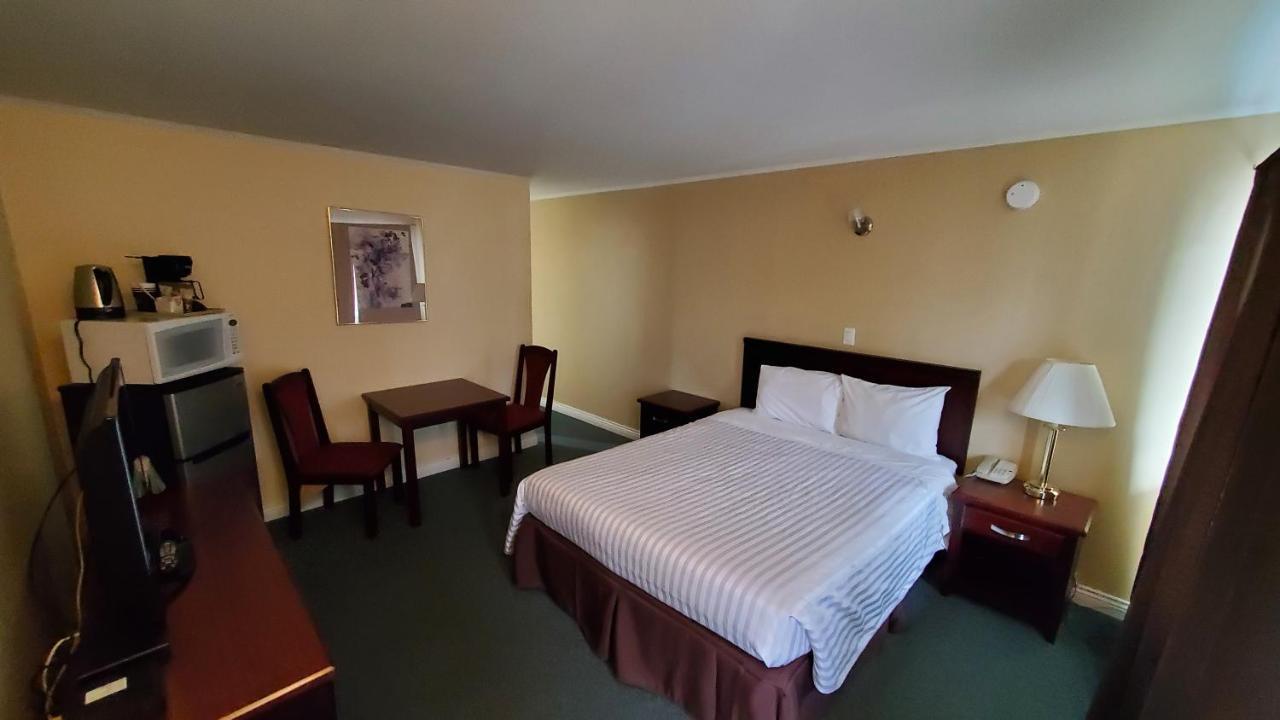 Comox Valley Inn & Suites コートネイ エクステリア 写真